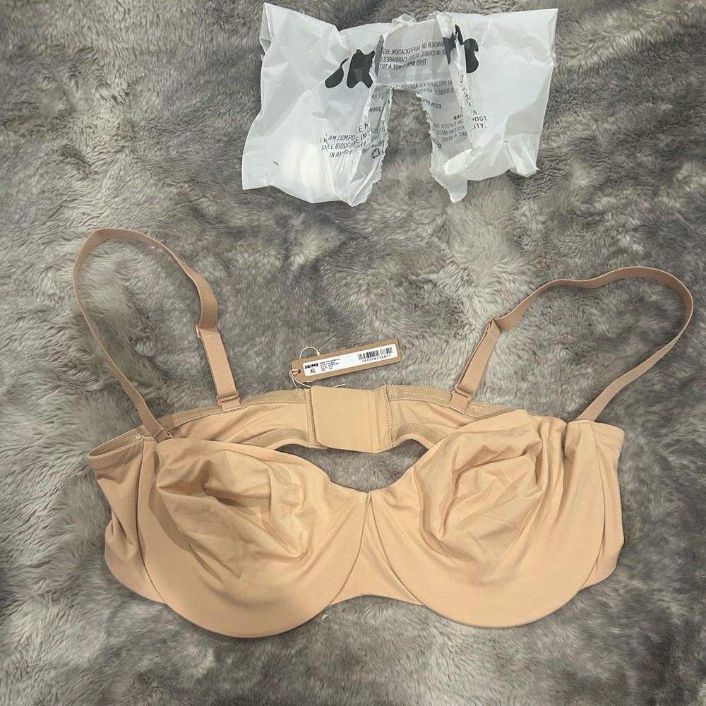 SKIMS
SMOOTHING INTIMATES
UNLINED STRAPLESS BRA